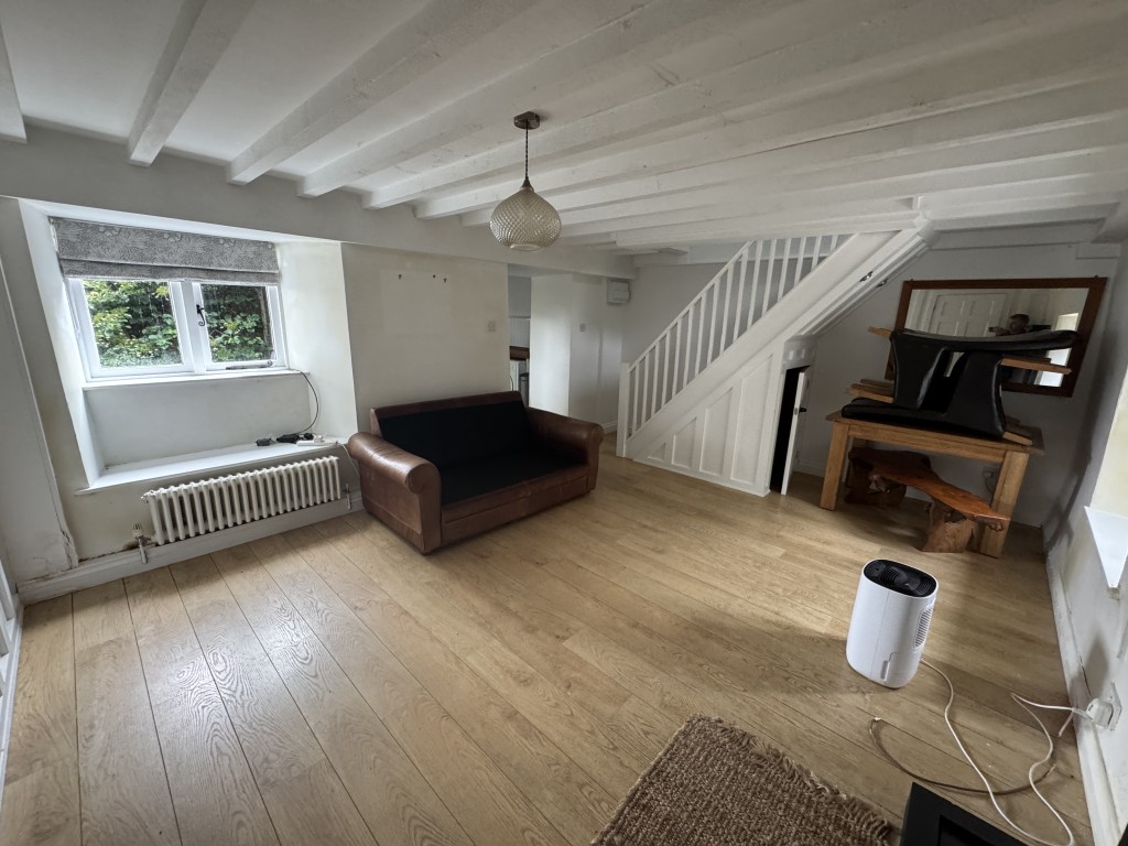 Lot: 137 - SEMI-DETACHED COTTAGE FOR OCCUPATION OR INVESTMENT - Living room